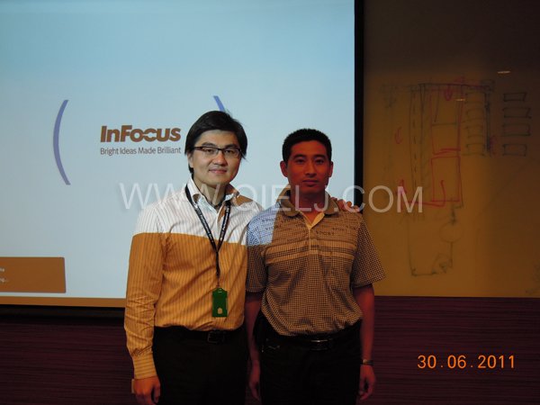 張兵權(quán)工程師在外國客戶安裝工廠進(jìn)行指導(dǎo)安裝(圖2) 張兵權(quán)工程師在外國客戶安裝工廠進(jìn)行指導(dǎo)安裝(圖2)