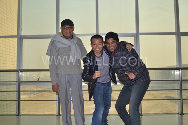 印度客戶來(lái)這里購(gòu)買大型設(shè)備父子同行(圖1)