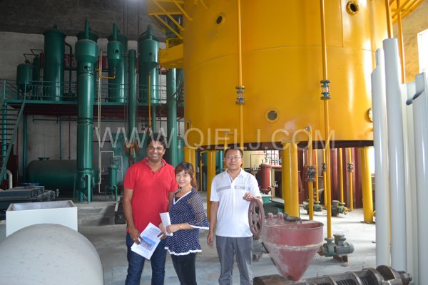 印度客戶來(lái)這里購(gòu)買大型設(shè)備父子同行(圖3)