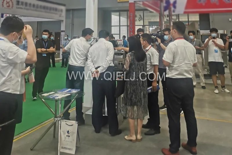 企鵝糧油機(jī)械榮獲第二十三屆中國(guó)農(nóng)加工投洽會(huì)“優(yōu)秀裝備展示獎(jiǎng)”(圖4)