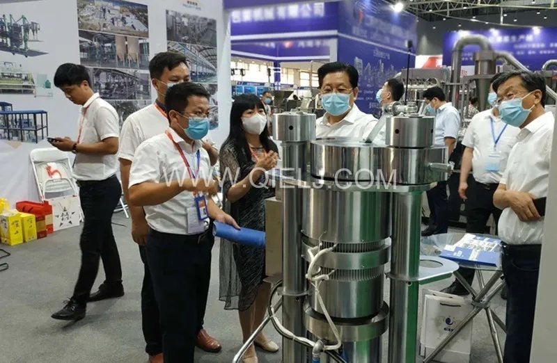 企鵝糧油機(jī)械榮獲第二十三屆中國(guó)農(nóng)加工投洽會(huì)“優(yōu)秀裝備展示獎(jiǎng)”(圖2)