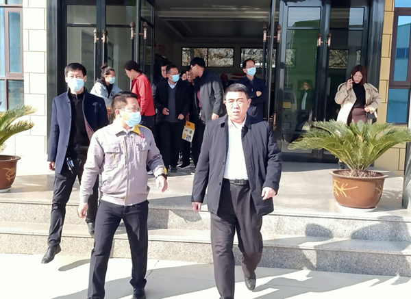 河南省農(nóng)業(yè)廳專家驗(yàn)收小組對(duì)蘭考花生基地及特香型花生油加工設(shè)備進(jìn)行綠色食品加工認(rèn)證驗(yàn)收(圖2) 河南省農(nóng)業(yè)廳專家驗(yàn)收小組對(duì)蘭考花生基地及特香型花生油加工設(shè)備進(jìn)行綠色食品加工認(rèn)證驗(yàn)收(圖2)