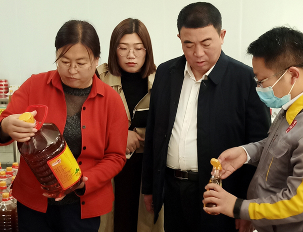 河南省農(nóng)業(yè)廳專家驗(yàn)收小組對(duì)蘭考花生基地及特香型花生油加工設(shè)備進(jìn)行綠色食品加工認(rèn)證驗(yàn)收(圖3) 河南省農(nóng)業(yè)廳專家驗(yàn)收小組對(duì)蘭考花生基地及特香型花生油加工設(shè)備進(jìn)行綠色食品加工認(rèn)證驗(yàn)收(圖3)