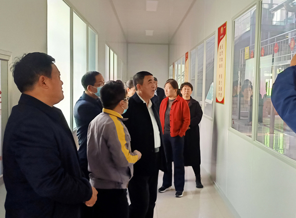 河南省農(nóng)業(yè)廳專家驗(yàn)收小組對(duì)蘭考花生基地及特香型花生油加工設(shè)備進(jìn)行綠色食品加工認(rèn)證驗(yàn)收(圖4) 河南省農(nóng)業(yè)廳專家驗(yàn)收小組對(duì)蘭考花生基地及特香型花生油加工設(shè)備進(jìn)行綠色食品加工認(rèn)證驗(yàn)收(圖4)